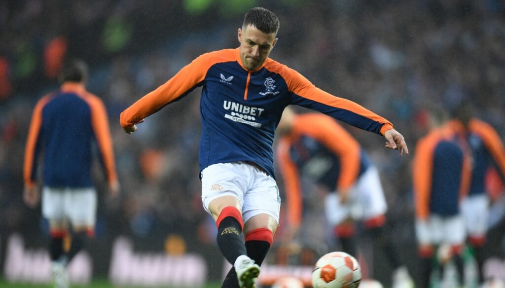 Les Rangers en finale de l’Europa League, mais Aaron Ramsey se contente de regarder.