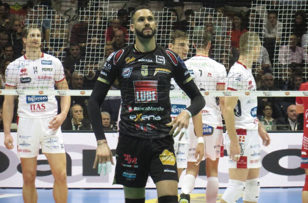 Osmany Juantorena pense à la deuxième balle de match