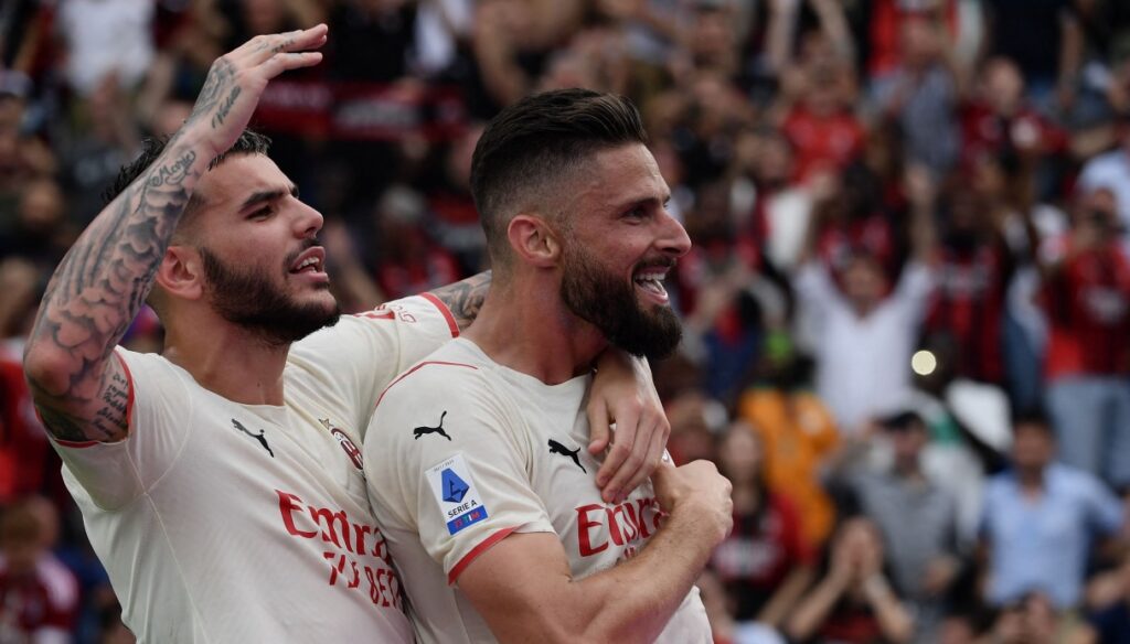 A.C. Milan, Theo Hernandez célèbre avec un air de fierté.