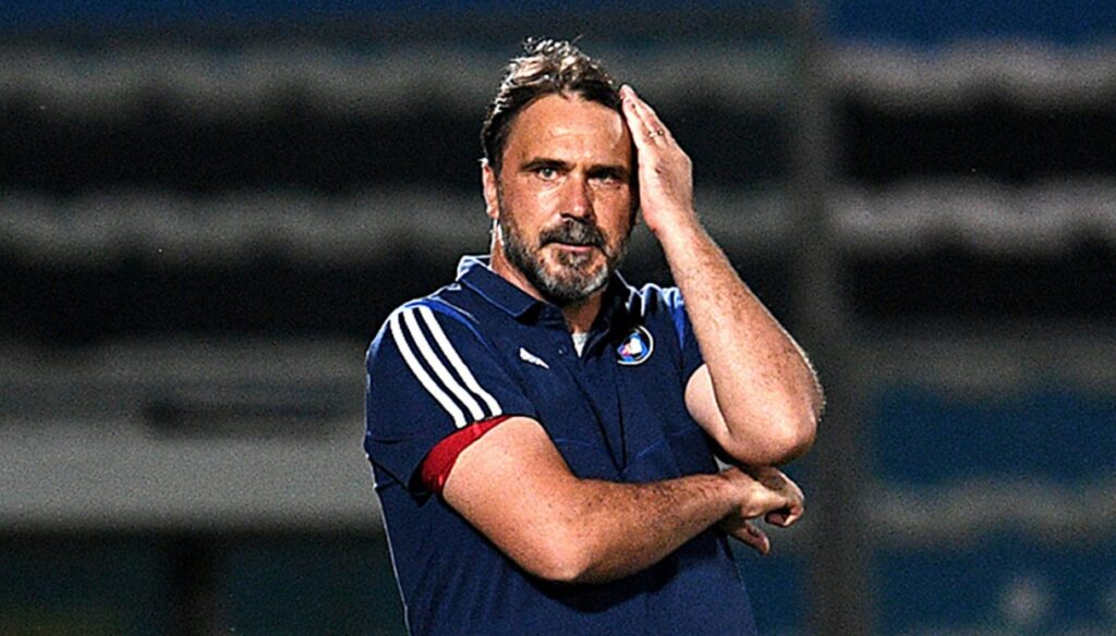 Luca D’Angelo ne supporte pas cela et tire les oreilles de Lorenzo Lucca.