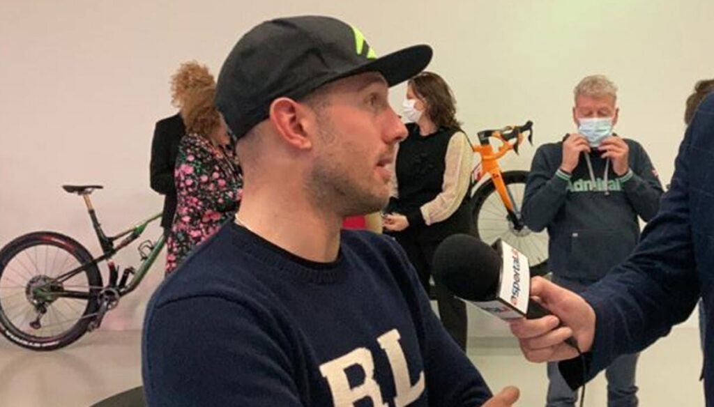 Mathieu Van der Poel gaspille, Sonny Colbrelli le signale.