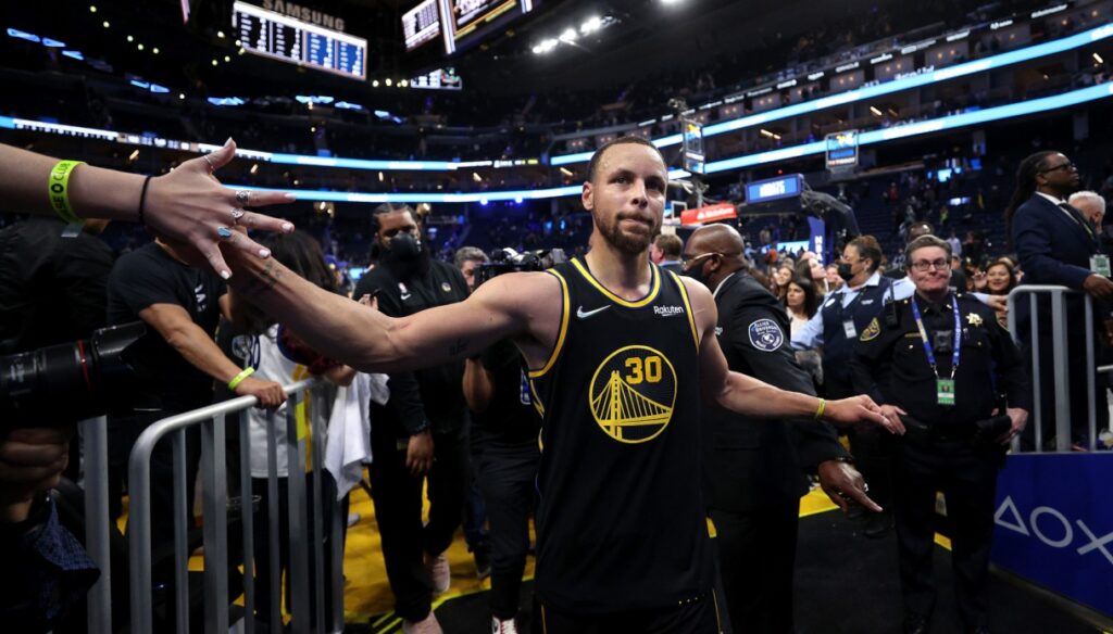 Play-offs NBA : Golden State bloque Doncic et remporte le premier match