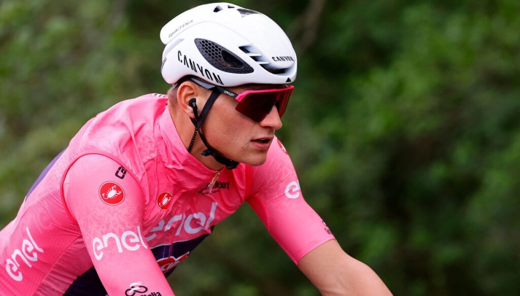 Giro 2022, Mathieu Van der Poel met déjà les mains en avant