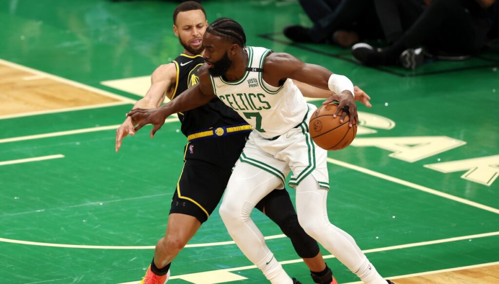 Finales de la NBA, les Boston Celtics remportent le troisième match et reprennent la tête de la série.