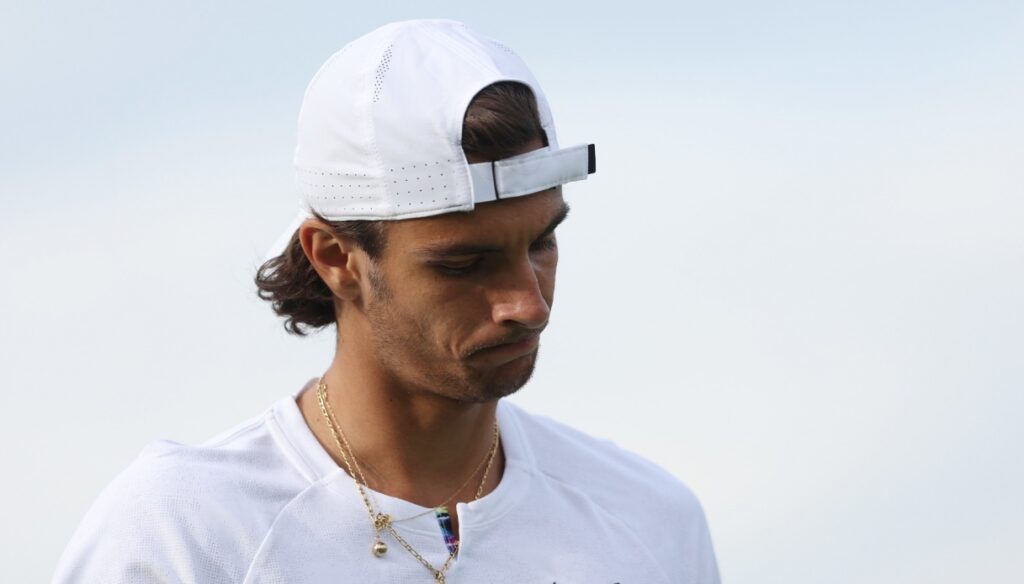Wimbledon, Lorenzo Musetti sort immédiatement