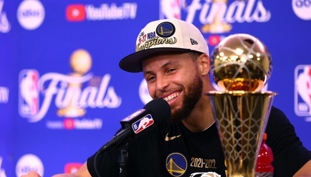 Finales de la NBA, Steph Curry les célèbre tous les deux