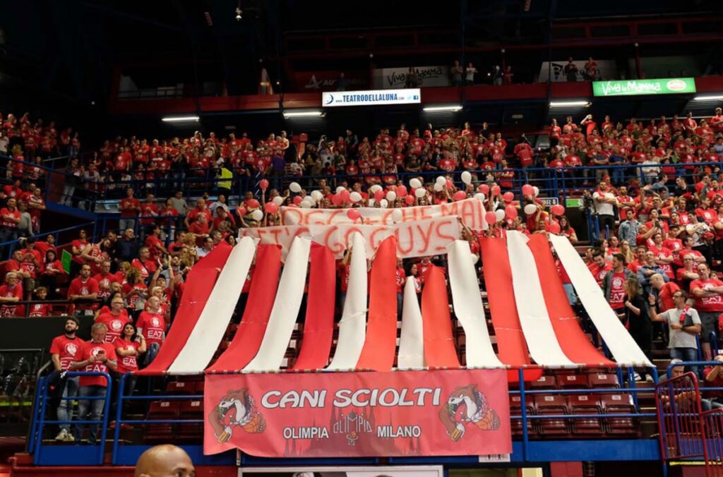 L’Olimpia Milano célèbre le renouvellement de son équipe.