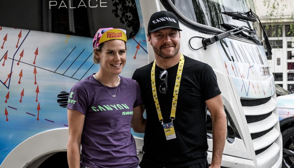 F1, Valtteri Bottas porte une bouteille pour sa petite amie au Tour de France