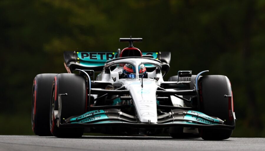 F1, George Russell se moque de Ferrari : première pole historique