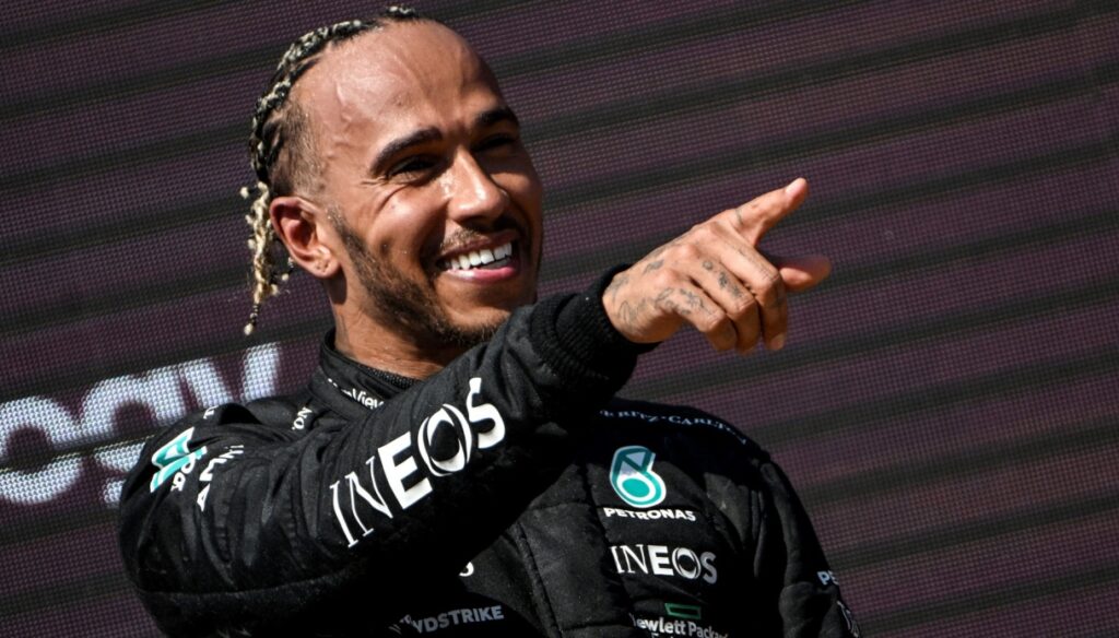 Lewis Hamilton se met au football américain