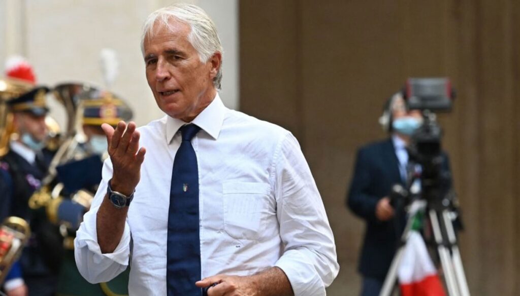 Giovanni Malagò consulte Marcell Jacobs et Gianmarco Tamberi.