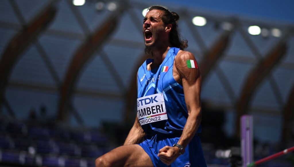 Gianmarco Tamberi tremble, puis se réjouit : c’est la finale des Championnats du monde.