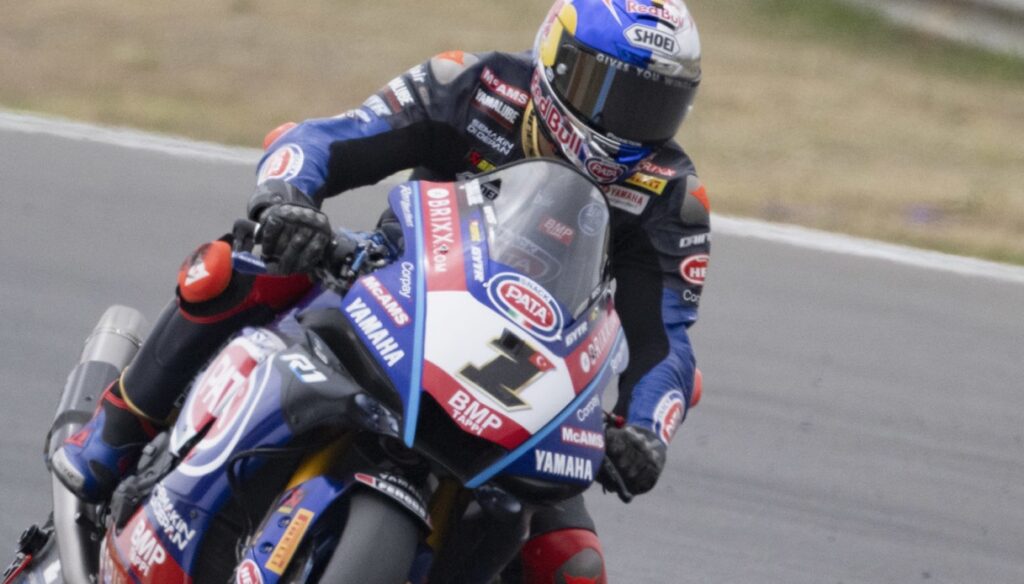 Superbike, Donington : course-1 à Razgatlioglu, Bautista s’écrase. Trois Italiens dans le top 10