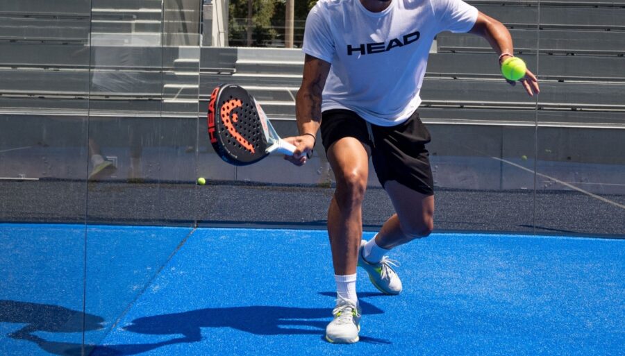 Padel, les blessures se multiplient : des conseils d’experts pour les éviter