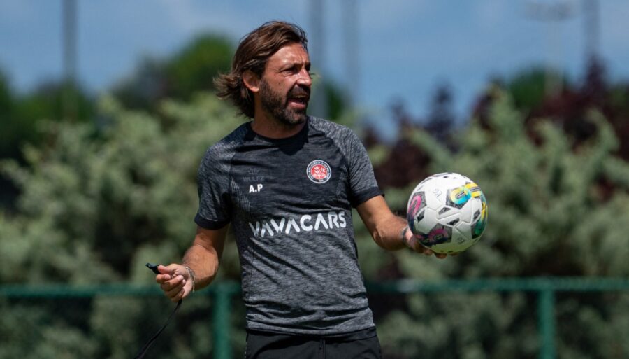 Quatre gifles à Andrea Pirlo