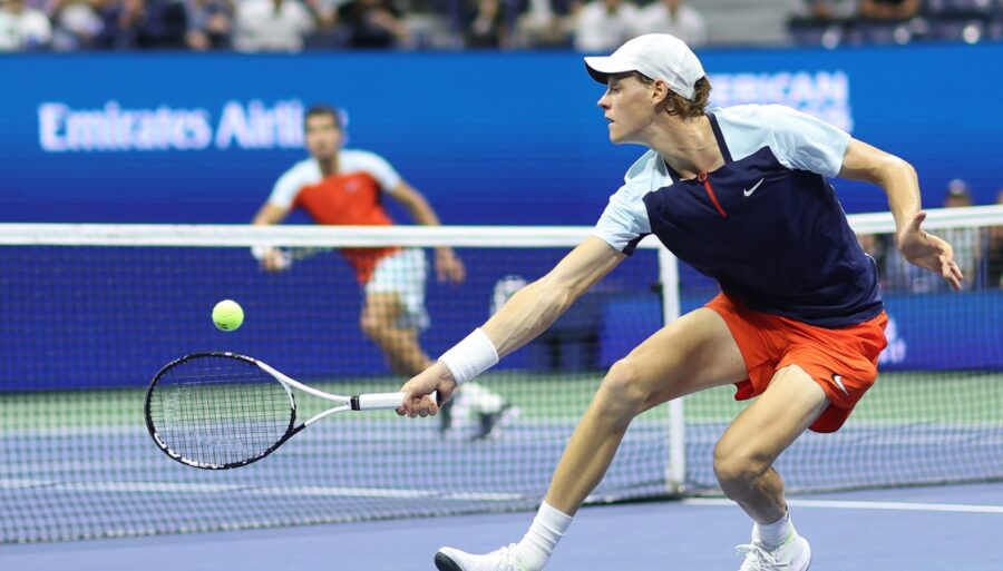 US Open : Sinner gaspille une balle de match, Alcaraz va en demi-finale.