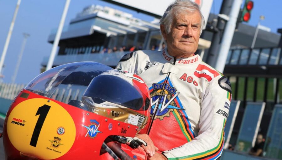 Giacomo Agostini déchaîné : « Voilà comment un octogénaire fait un tour de piste ».
