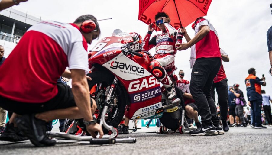 Izan Guevara entre Valentino Rossi et Marc Marquez