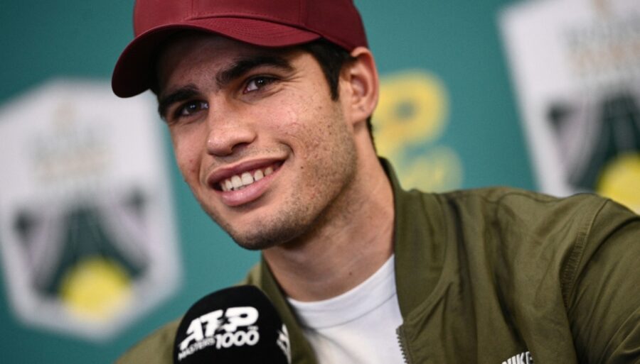 Rafa Nadal est éliminé des ATP Finals, Carlos Alcaraz sourit de loin.
