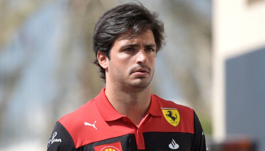 Ferrari retardé, la promesse sociale de Carlos Sainz