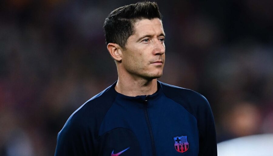 Robert Lewandowski obtient un penalty à quelques jours de la Coupe du monde.