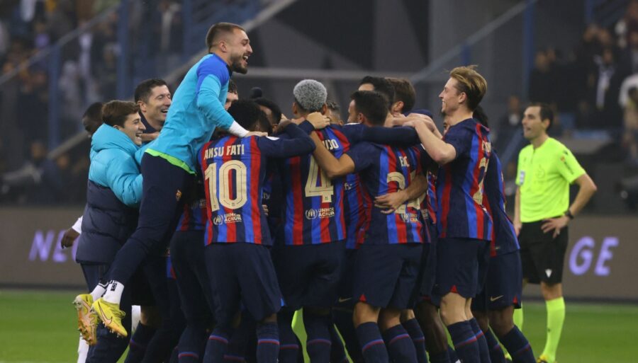 Premier trophée pour Xavi, a craqué Carlo Ancelotti