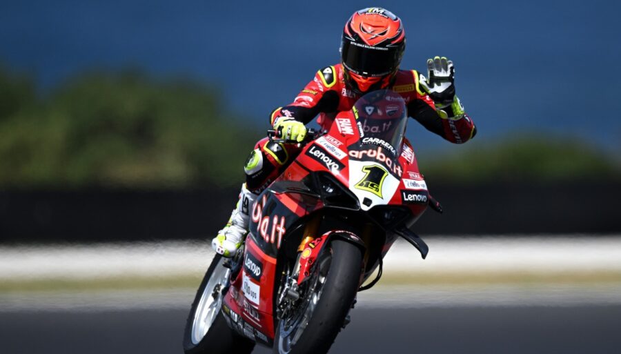 Superbike, Alvaro Bautista remporte la première course en Australie : Locatelli quatrième.