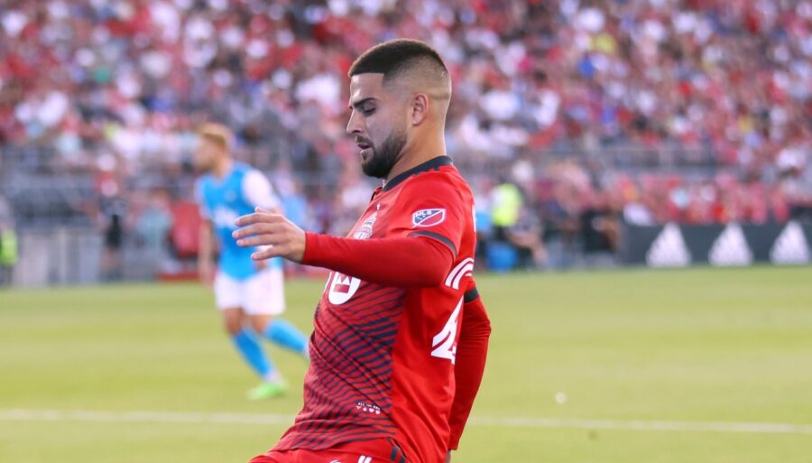 Insigne : mauvaise blessure et mains sur le visage