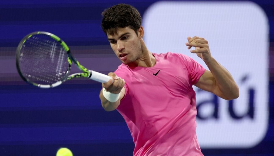 Carlos Alcaraz domine Taylor Fritz et défie Jannik Sinner