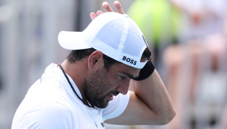 Matteo Berrettini, son frère, n’est pas content et élève la voix.