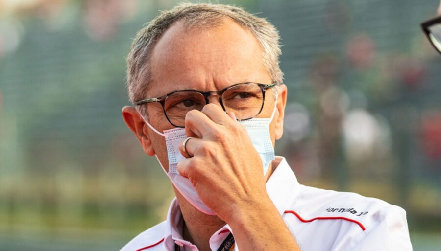 Stefano Domenicali s’en prend à Ferrari et à Charles Leclerc.