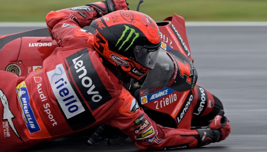 Ducati, Pecco Bagnaia se couche à nouveau : Tardozzi à genoux