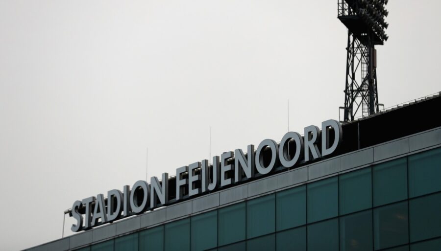 D’abord une bouffée de fumée, puis un briquet depuis les tribunes : la folie à Feyenoord-Ajax