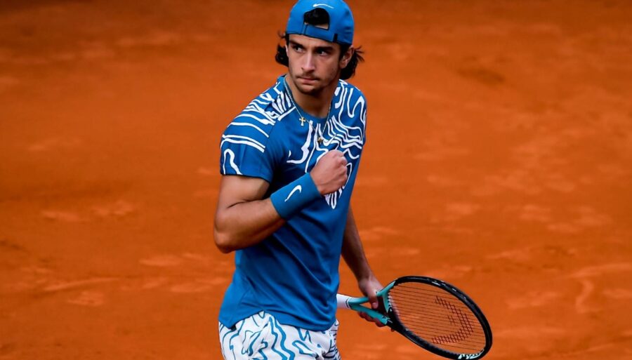 Lorenzo Musetti renoue avec la victoire à Monte-Carlo : le derby avec Luca Nardi l’attend maintenant.