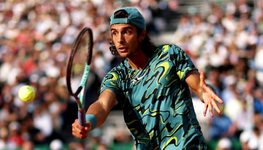 Barcelone : Lorenzo Musetti tombe au plus beau moment, Tsitsipas en finale