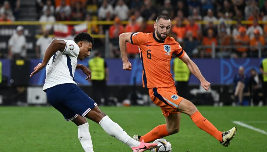 Giorgio Chiellini se met à plat ventre avec Stefan de Vrij