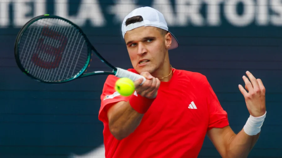 Jakub Mensik suit les traces de Jannik Sinner et Carlos Alcaraz