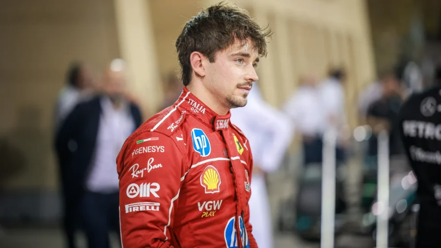 Mercedes pénalisée, la Ferrari de Charles Leclerc en première ligne