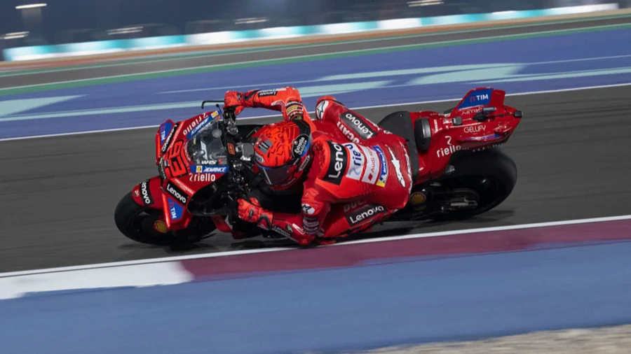 Marc Marquez remporte la course sprint au Qatar devant son frère Alex, mauvais Bagnaia