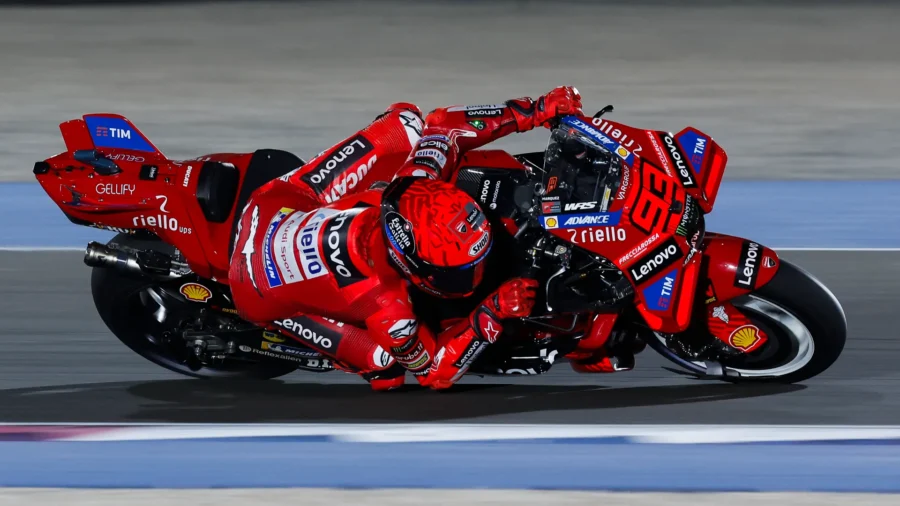 MotoGP Qatar : Marc Marquez renoue avec la victoire. Bagnaia 2e après la pénalité de Viñales