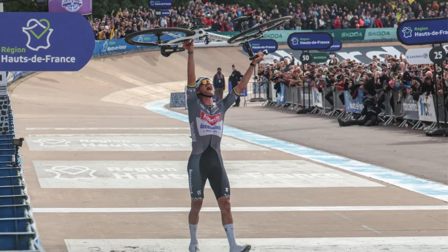 Pogacar chute, Van de Poel triomphe à Paris-Roubaix