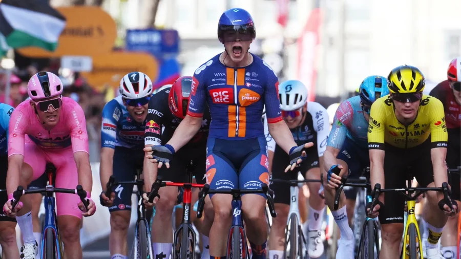 Giro d&apos;Italia: Van Uden batte Kooij in volata, Pedersen resta in rosa