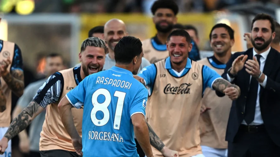 Raspadori entraîne Naples à Lecce : l’Inter à -6