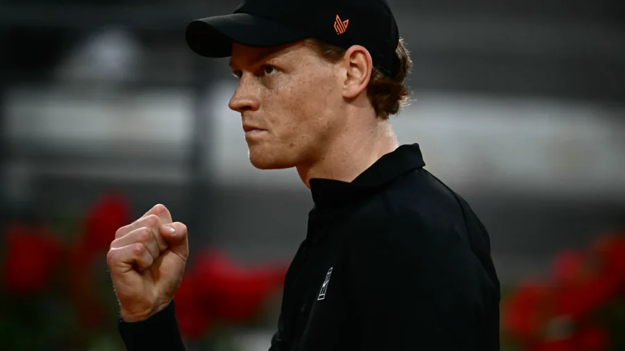 Jannik Sinner domine Casper Ruud et se qualifie pour les demi-finales à Rome