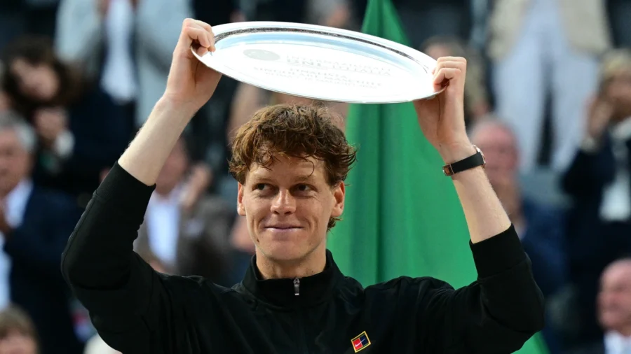 Jannik Sinner ne perd pas son sourire : son message rend fou le public de Rome.