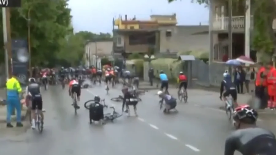 Maxi chute au Giro d&apos;Italia, temps neutralisés. Hindley en ambulance