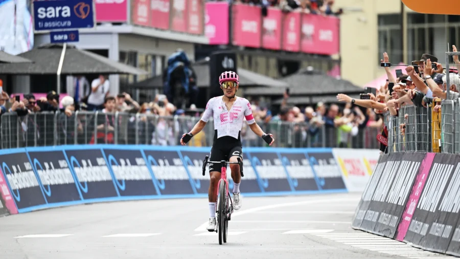 Giro 2025 : Richard Carapaz frappe un grand coup à Castelnovo ne&apos ; Monti, Isaac Del Toro toujours en rose