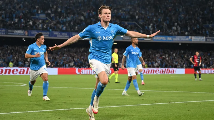 Tripudio Napoli : Cagliari ko et quatrième Scudetto. Victoire inutile de l’Inter à Côme