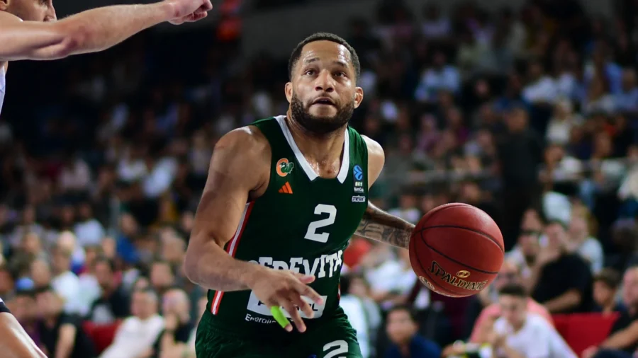 DeVante&apos ; Jones porte le noir et le blanc