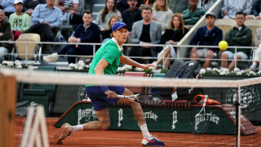 Roland Garros, demi-finales : Jannik Sinner double son avance sur Novak Djokovic